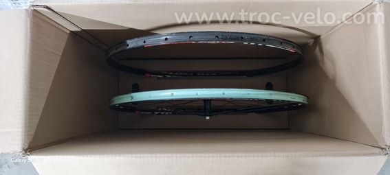 Carton spécial pour le transport de deux roues, route où vtt,avec ou sans pneus servi une fois  - 2