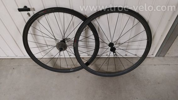 paire de roues DT Swiss PR 1400 DICUT 21 mm, en aluminium, coloris noir. freinage patins