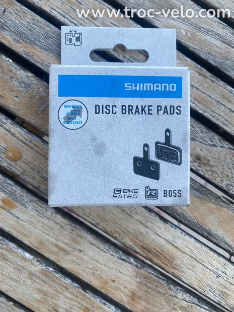 chaine SHIMANO 9 V. CN-E6070-9 138 L  + plaquettes frein B05S - 2