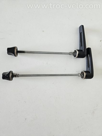 Ecrous rapides pour fixage roue vélo avant/arrière
