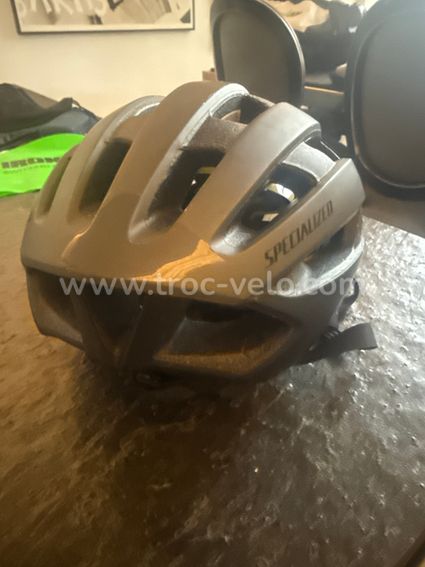 Casque Velo de marque SPECIALIZED modèle LOMA