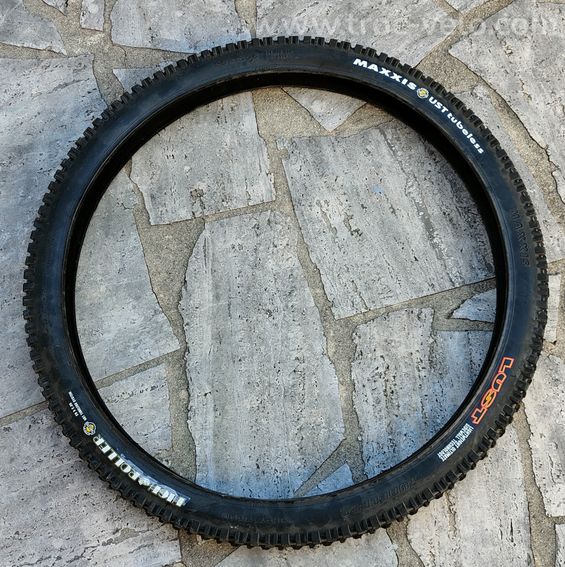Une paire de pneus VTT Maxxis Lust 26'' - 2