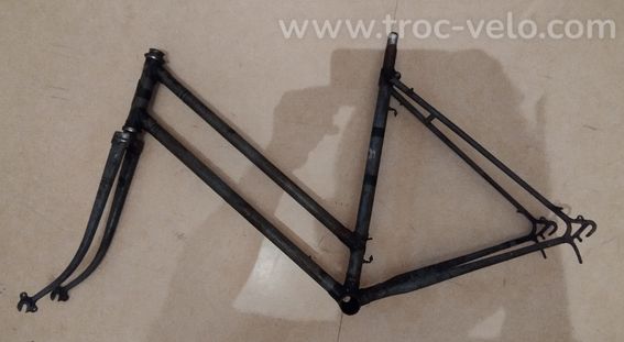 Cadre vélo ancien Magnum chapeau de gendarme en Bé