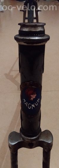 Cadre vélo ancien Magnum chapeau de gendarme en Bé - 2