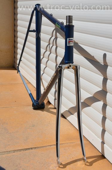 Cadre et fourche de vélo de route vintage français — Motobécane Équipe Pro en tubes acier Vitus 172. - 2