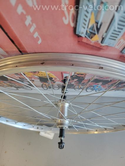 Roue AR 24P à visser blocage - 3