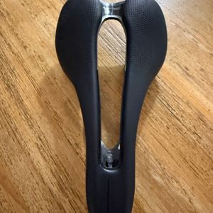 Selle Italia SLR Superflow Carbon taille 130 Noire - 1