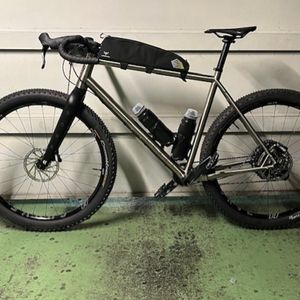 VELO DE GRAVEL ET VOYAGE CURVE GMX+ 2025 LG TITANE... - 1