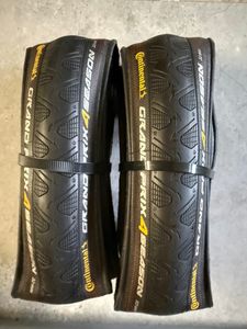 Paire de pneus Continental 4 Saisons 32mm - 1
