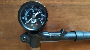 Pompe haute pression pour suspension vélo - 1