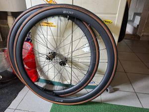 HUNT 33 Carbon Aero Disc Wheelset Black Spokes / S... - 1