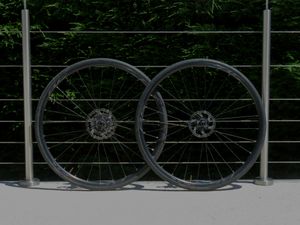 Paire de roues Shimano WH-RS171 Disc + pneumatique... - 1
