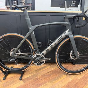 Trek Madone SLR 9 AXS  - 1