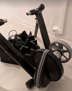 Home trainer connecté Saris M2 + Support de roue a... - 1