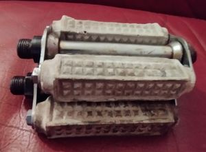 Pédales vélo ancien 2 caoutchouc en bé - 1