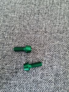 2 vis en aluminium M6 x 15 à tête conique vertes - 1