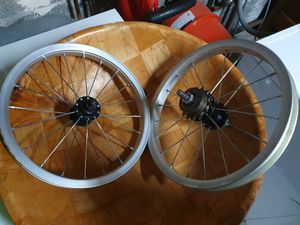 roues 14 pouces quasi neuves avec pignon - 1
