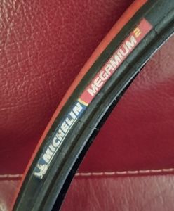 Pneu Michelin Mégamium2 bicolor noir-rouge vintage... - 1