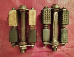 Pédales anciennes 4 caoutchouc en Bé - 1