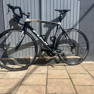 Fuji SST1.0 2012 carbon fibre road bike - 1