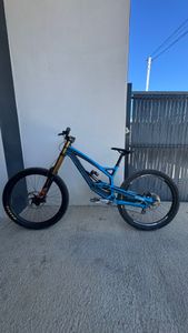 - [ ] YT Tues CF 2015 Carbone L – Montage DH haut ... - 1