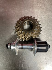 Moyeu arrière vintage SHIMANO 600 + cassette 6 vit... - 1