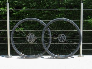 Paire de roues Shimano WH-RS171 Disc + pneumatique... - 1