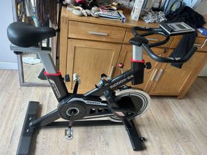 Vélo de spinning moma fitness tout neuf - 1
