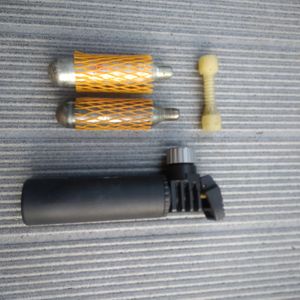 mini-pompe à vélo CO2 et 3 cartouches - 1