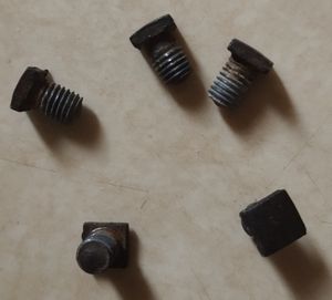 Vis plateau ancien a tête carré long 9,40x5mm en B... - 1