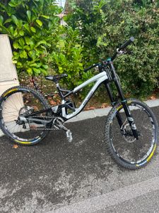 VTT Polygon Colossus DH7 2019 custom taille m - 1
