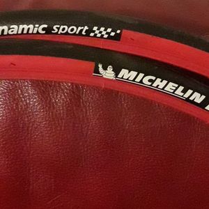 Pneus Michelin Dynamique sport bicolore noir-rouge... - 1