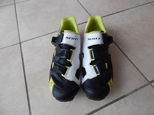 Belles chaussures vélo MTB en 42 - 1