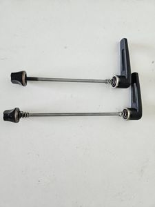 Ecrous rapides pour fixage roue vélo avant/arrière - 1
