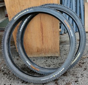 Une paire de pneus VTT Maxxis Lust 26'' - 1
